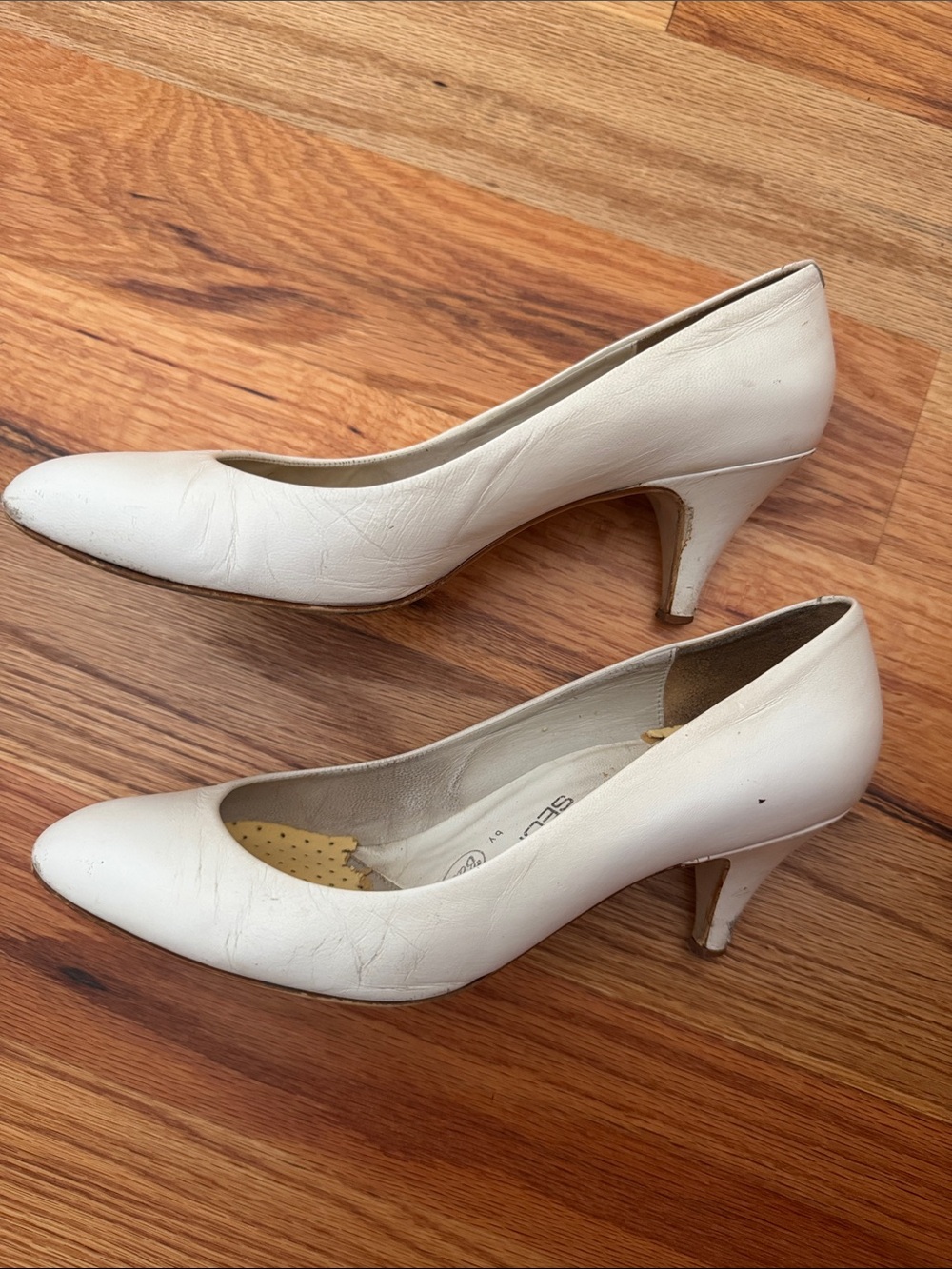 Bass Vintage White Italian Pumps